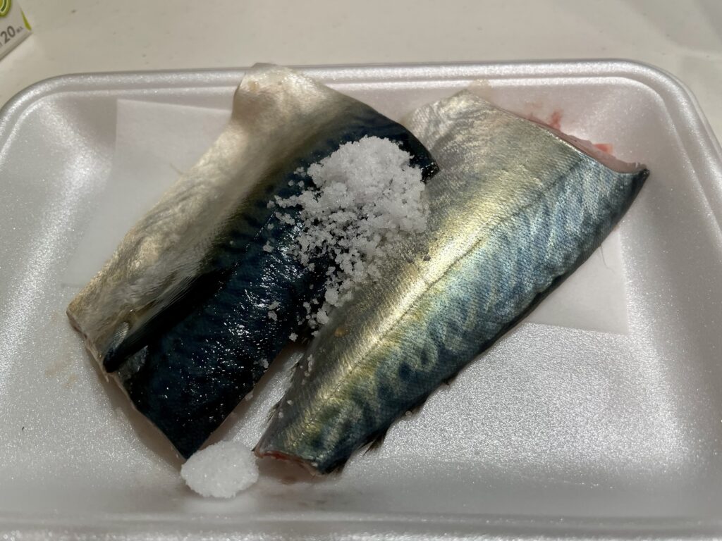 サバの切り身に塩を盛る