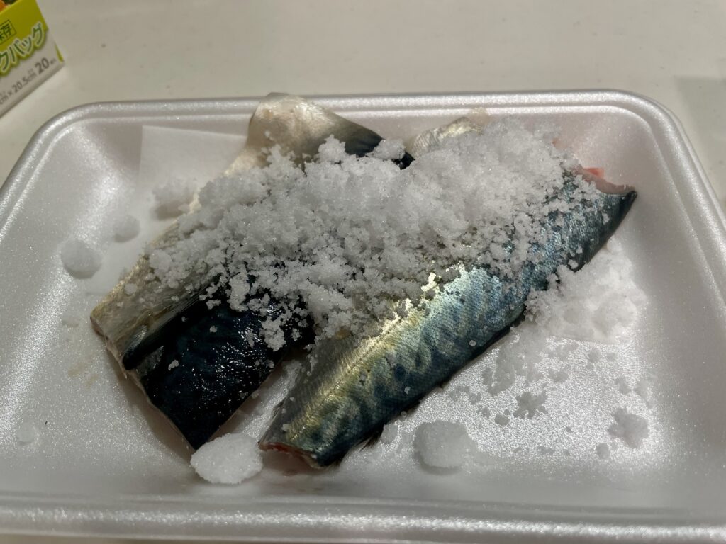 山盛りの塩とサバの切り身