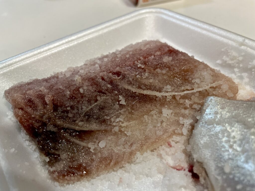 塩まみれのサバの切り身身側