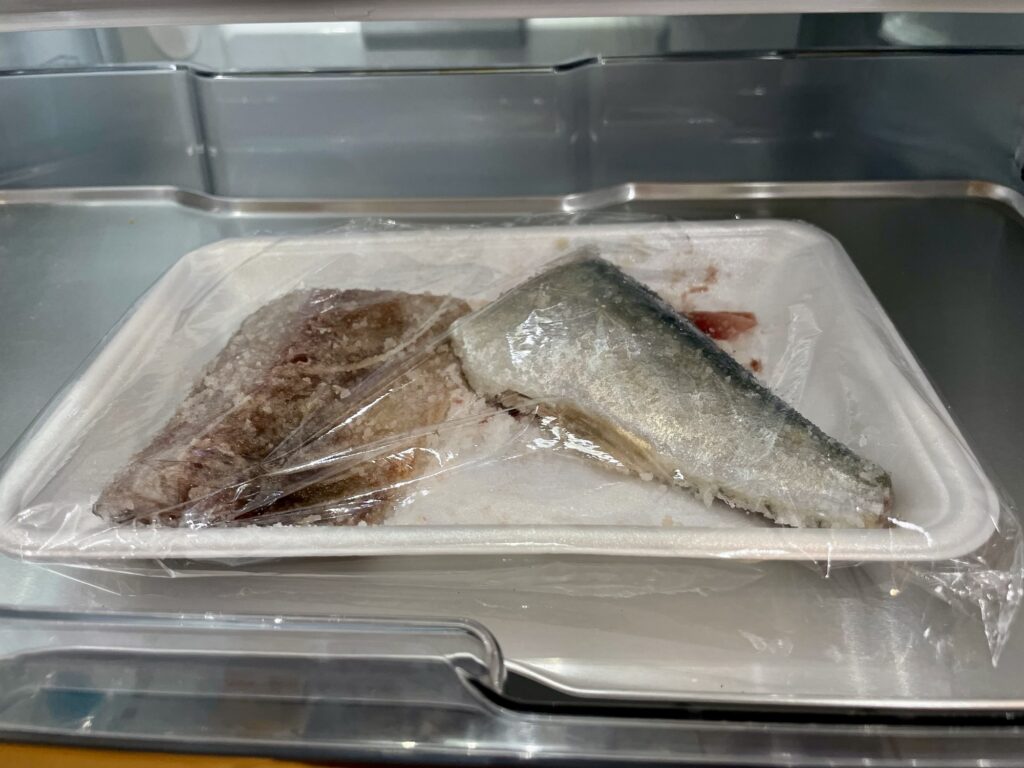 サバの切り身の塩漬けを一晩寝かせる