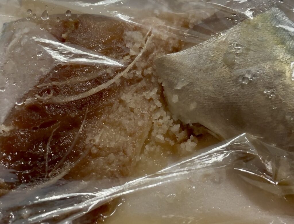 一晩寝かせ、身が締まったサバの切り身