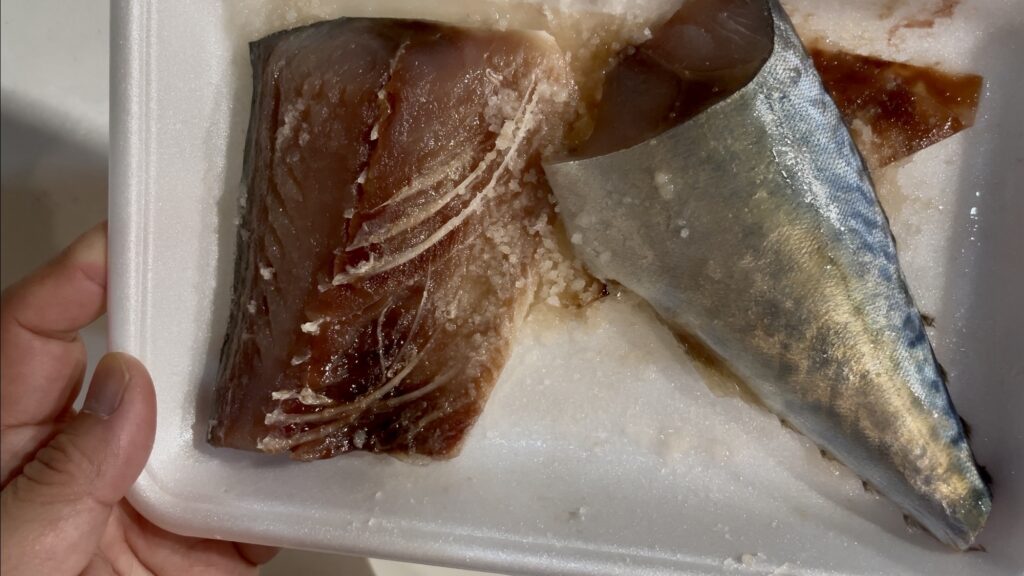 余計な水分をを捨てたサバの切り身