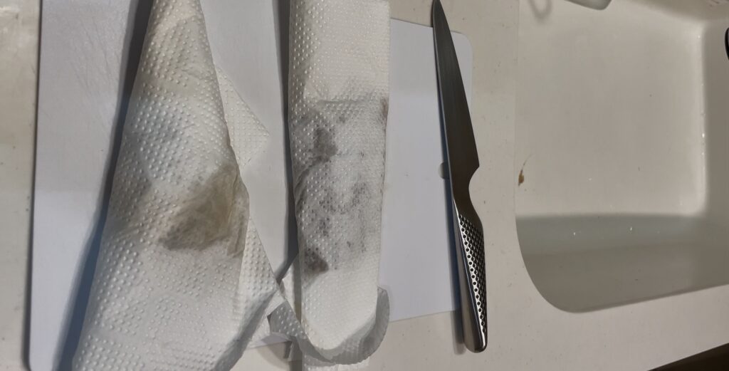 キッチンペーパーで水分を取るサバの切り身