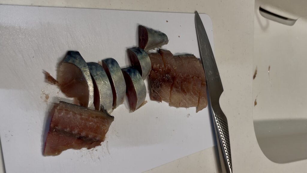 サバの切り身をすべて短冊状に