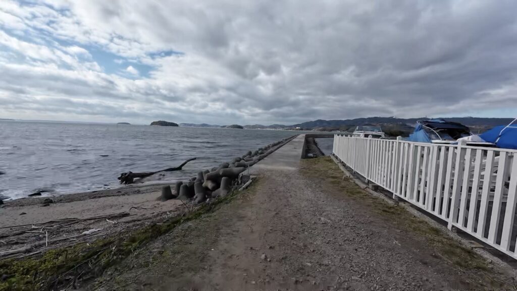 松島突堤へ続く道