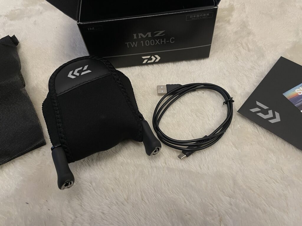 IMZ100の本体、専用袋、充電ケーブル